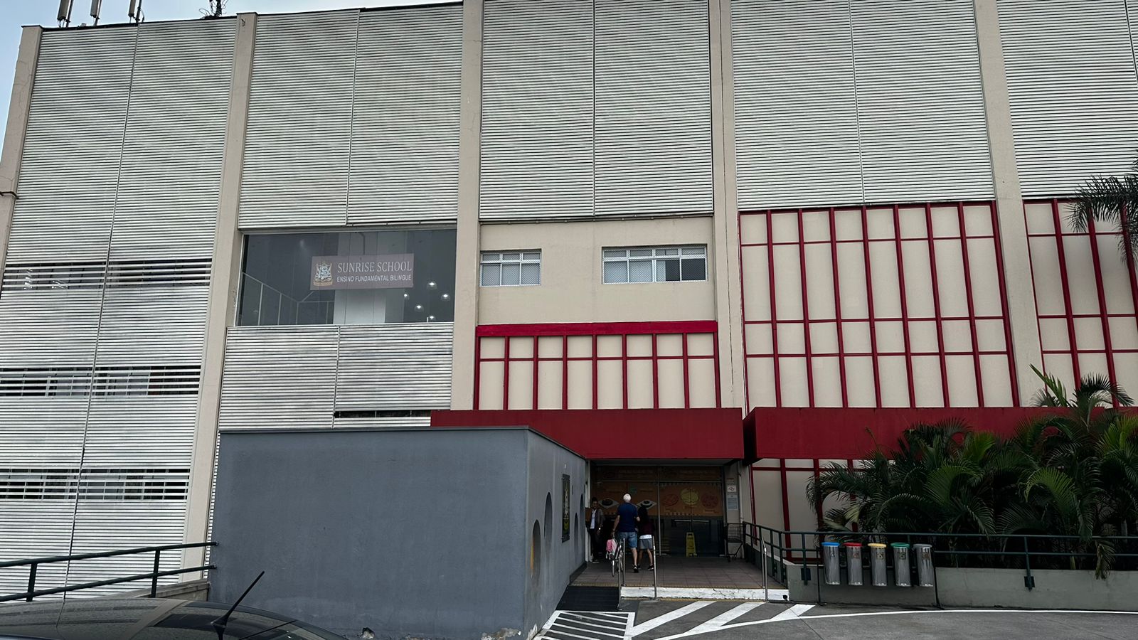Fachada da escola no continental shopping