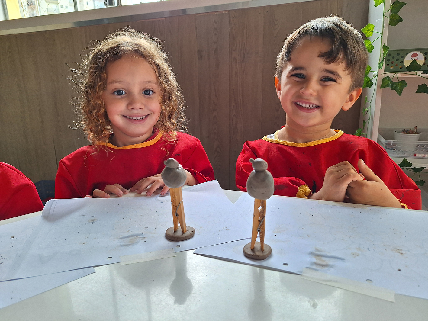 Crianças modelando com argila na Sunrise School