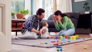 O esconde-esconde dos bebês, como essa brincadeira ajuda no desenvolvimento dos bebês